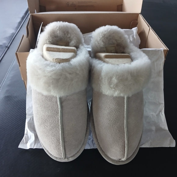 Brand New In Box, Womens UGG gray Slippers. Size 7. - Picture 6 of 6